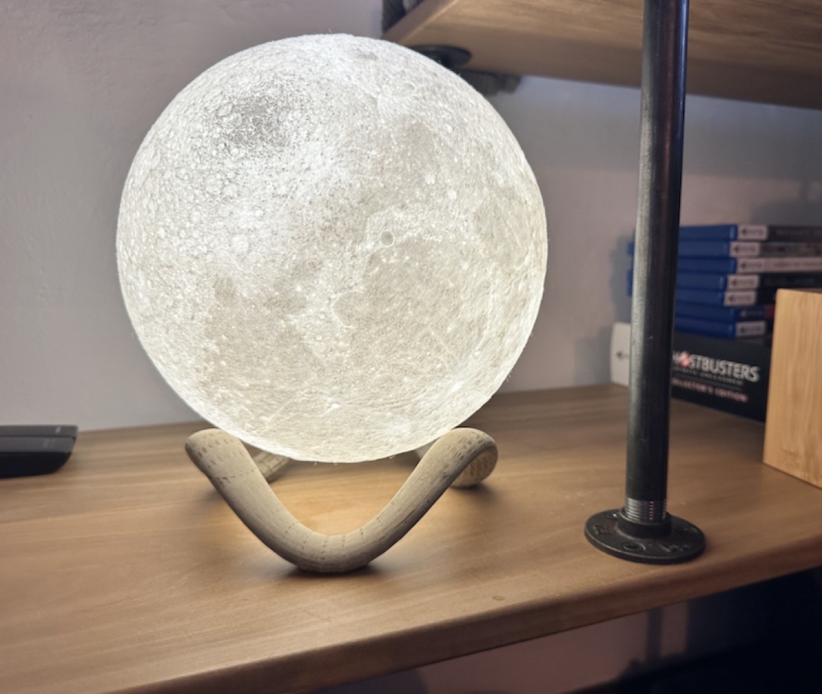 Moon lamp with wavy stand, 3D-printed by make by arzisoft